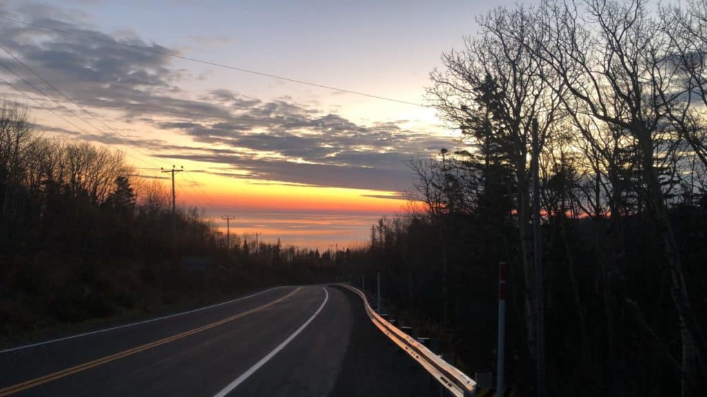 Lever de soleil en Gaspésie - On The Road a Game