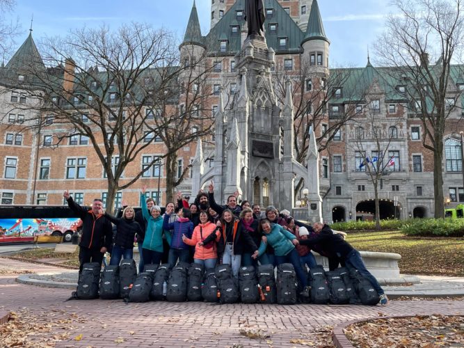 Souvenir de notre voyage-aventure au Québec maritime: les équipes réunies devant le Château Frontenac dans le Vieux Québec