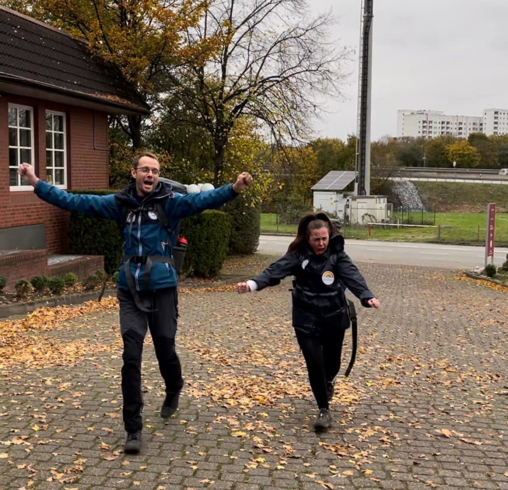 Mégane et Vincent, le binôme d'inconnus de l'édition 2024 de notre voyage aventure On The Road a Game lors de leur arrivée le dernier jour