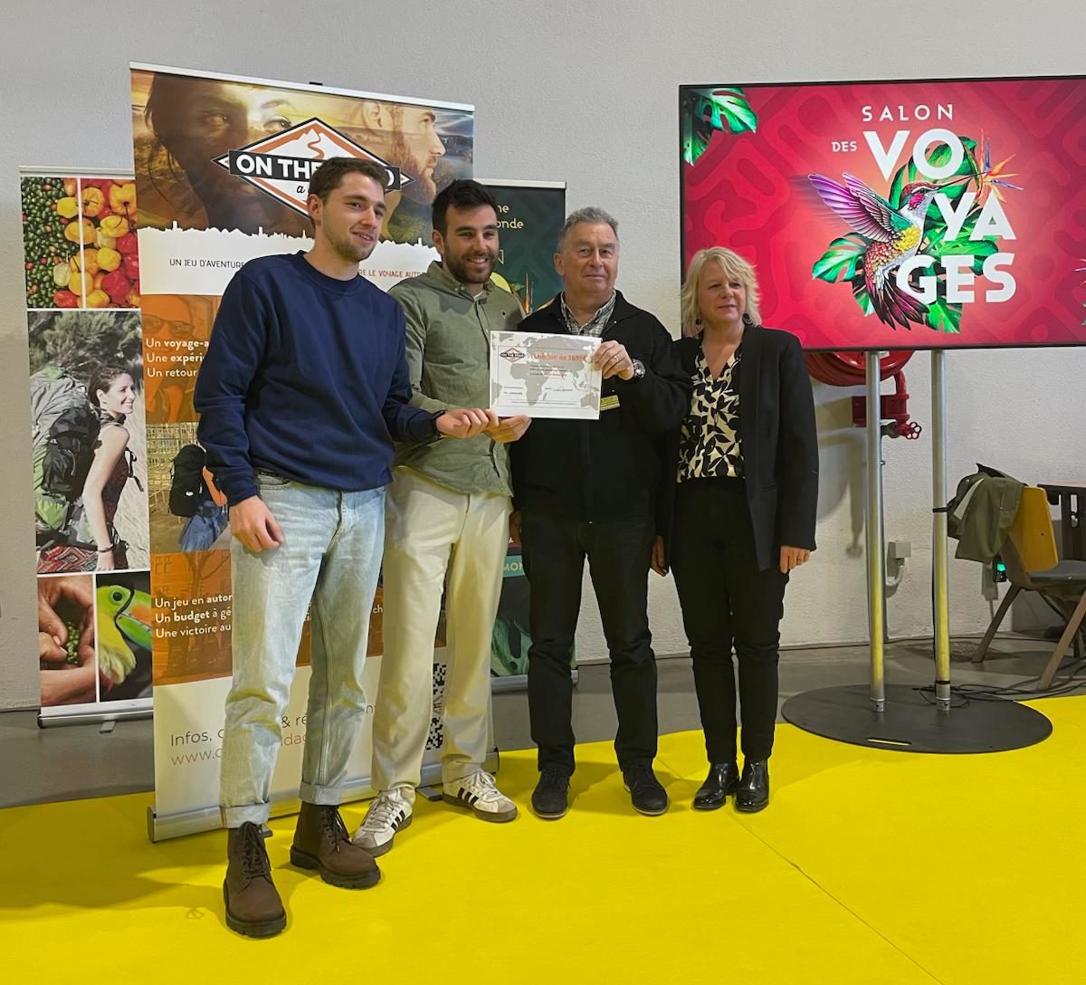 Remise du chèque à l'association ACTE Auvergne pendant le Salon des Voyages de Clermont-Ferrand - On The Road a Game